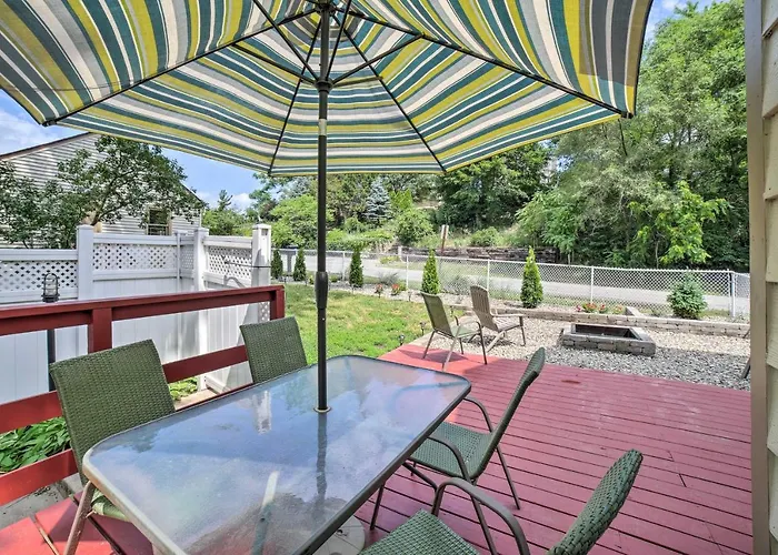 Pet-Friendly Lake Getaway: 1 Block To Beach!