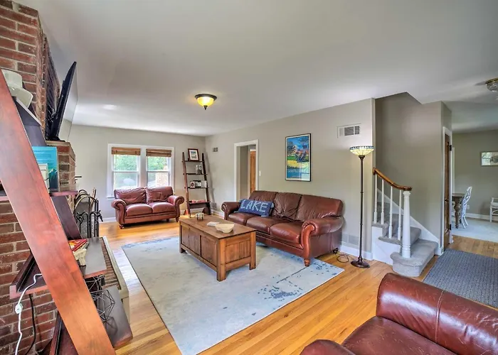 Pet-Friendly Lake Getaway: 1 Block To Beach!