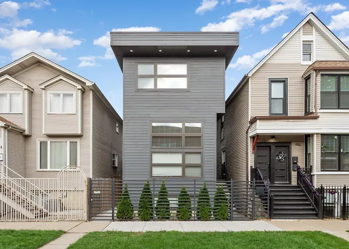 Magnificent New Home W/8 Beds & Free Parking